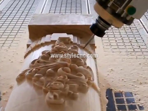 帶自動(dòng)換刀裝置的四軸自動(dòng)換刀數(shù)控雕刻刻機(jī)