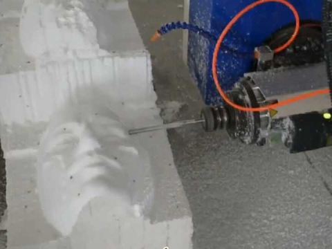 用于泡沫銑削的大型五軸數(shù)控雕刻機(jī) 用于泡沫銑削的大型五軸數(shù)控雕刻機(jī)