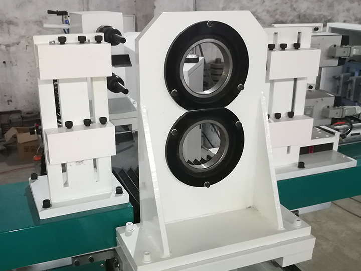 雙主軸自動(dòng)數(shù)控木工車床，用于棒球棒