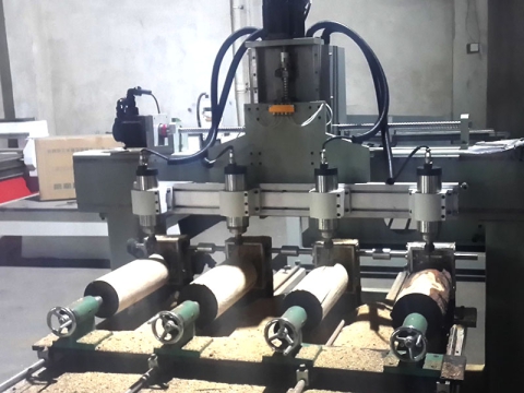 多頭數(shù)控雕刻機(jī)的特點(diǎn)和優(yōu)點(diǎn) 多頭數(shù)控雕刻機(jī)的特點(diǎn)和優(yōu)點(diǎn)