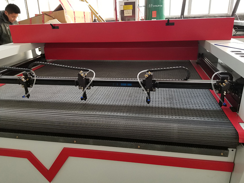 激光布料切割機(jī)的 4 個激光頭