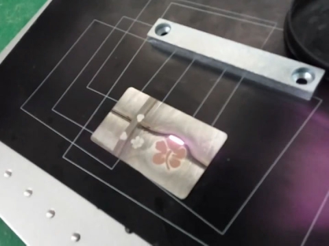 MOPA光纖激光雕刻金屬卡上的彩色標志 MOPA光纖激光雕刻金屬卡上的彩色標志