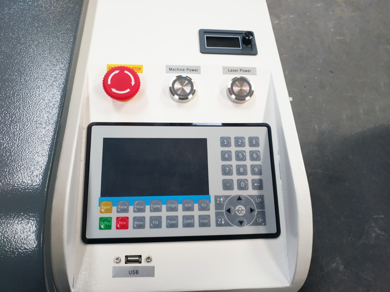 價格實惠的激光雕刻機，適用于皮革、織物、紙張、牛仔褲