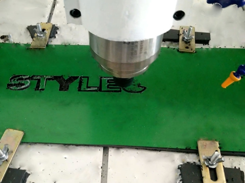 小型業(yè)余愛(ài)好數(shù)控銑床切割鋁板 小型業(yè)余愛(ài)好數(shù)控銑床切割鋁板