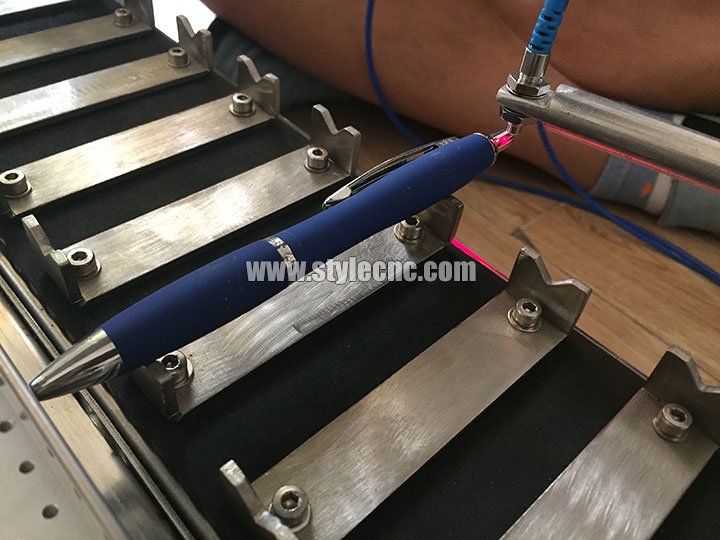 MOPA 激光打標(biāo)機(jī)帶標(biāo)記筆傳送帶 MOPA 激光打標(biāo)機(jī)帶標(biāo)記筆傳送帶