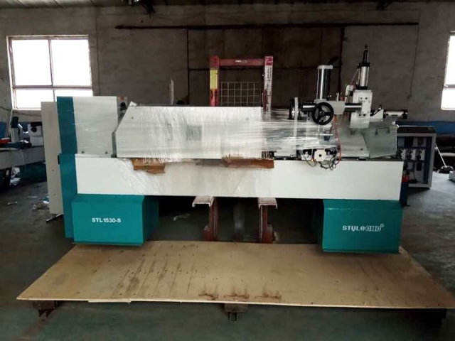 數(shù)控木工車床用于羅馬尼亞的車削、開槽、雕刻