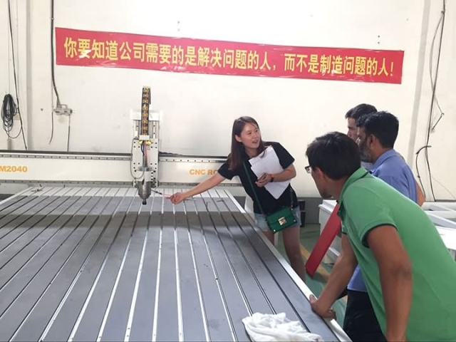 土庫曼斯坦客戶驗收2040自動換刀數控雕刻機