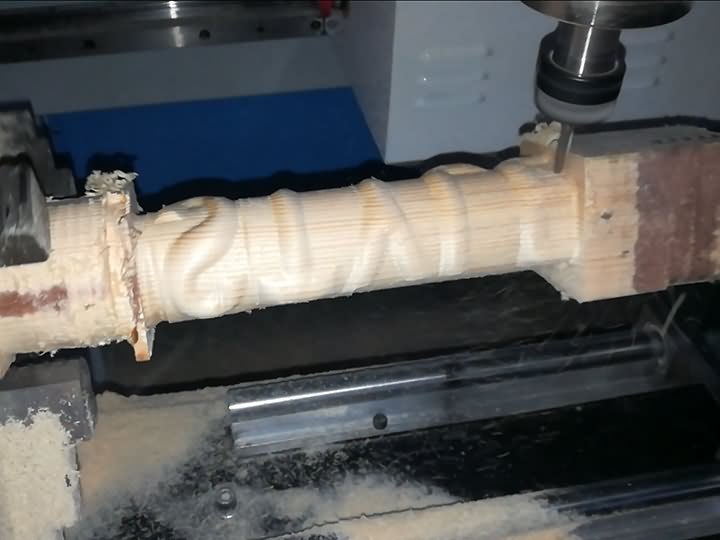 側面帶四軸旋轉的數控雕刻機的木制樣品