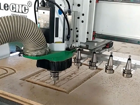 經(jīng)濟(jì)實(shí)惠的數(shù)控雕刻機(jī)套件，配有線(xiàn)性工具更換器