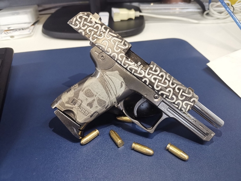 如何使用光纖激光深雕機 DIY 定制槍支？