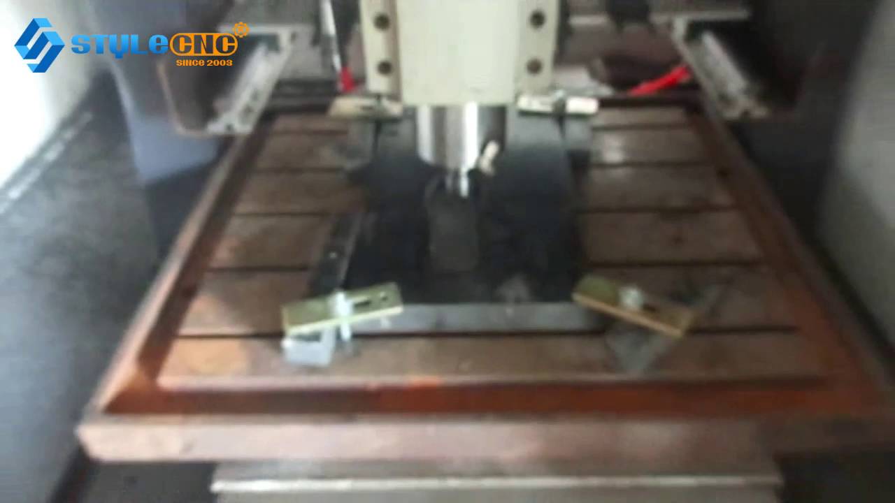 帶自動換刀裝置的自動換刀數(shù)控鞋模制造機 帶自動換刀裝置的自動換刀數(shù)控鞋模制造機